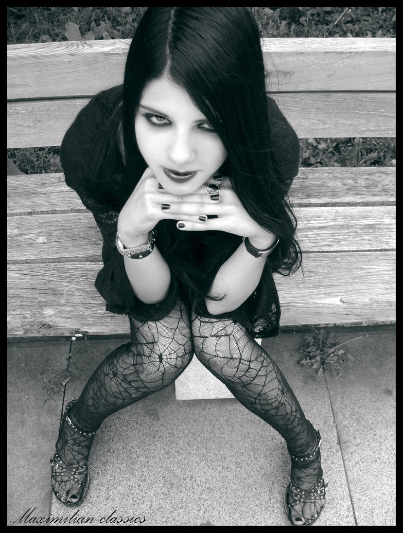 Gothic_Girl_by_maximilian_classics.jpg